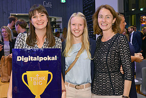 Ministerin Barley mit den Gewinnerinnen des Think Big Digitalpokals 2017