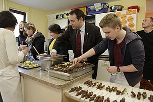 Kultusminister Lorz hilft mit beim Kochen im Camp.