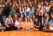 Schüler und Schülerinnen des u_count Workshops beim Warm-up für Demokratie und Engagement