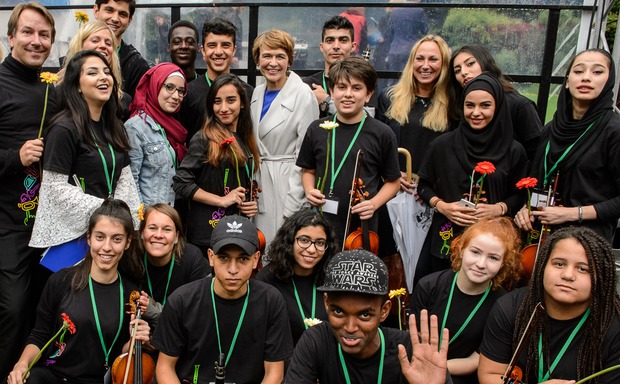 Elke Büdenbender und das Jugendorchester der Al-Farabi Musikakademie Foto:Chiussi