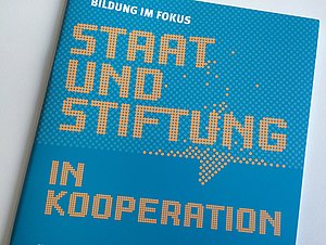 Titel der Broschüre "Bildung im Fokus –Staat und Stiftung in Kooperation"