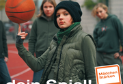Dein Spiel! Motiv des Posters MädchenStärken mit Mädchen auf Basketballplatz