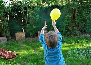 Kind mit Ballon