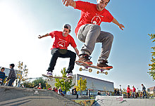 Zwei Jungs beim Skateboardfahren