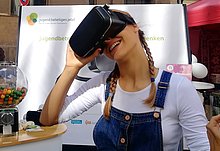 ein Mädchen schaut durch eine Virtual-Reality-Brille
