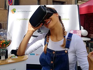 ein Mädchen schaut durch eine Virtual-Reality-Brille