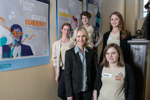 Ministerin Schwesig mit dem Jugendprojekt "Auf halber Treppe"