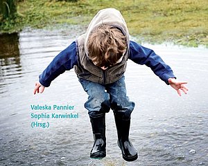 Titelseite des Buches: Ein Kind springt in eine Pfütze