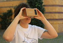 Ein Mädchen schaut durch eine VR-Brille