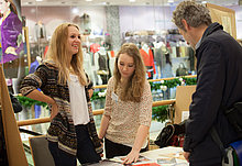 Zwei Schülerinnen stellen ihre Schülerfirma in Jena vor