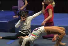 Drei Mädchen üben Choreografie ein