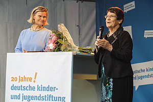 Heike Kahl dankt DKJS-Gründerin Rita Süssmuth