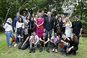 Gruppenfoto der Jugendlichen und Orchesterleitungen