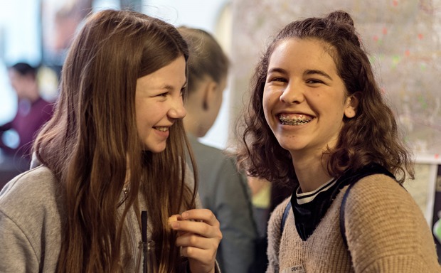 Zwei Mädchen lachen in die Kamera. Bildquelle: DKJS/J. Schulz