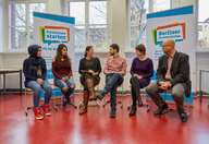Gesprächsrunde beim Besuch der Senatorin Sandra Scheeres in einer Berliner Ferienschule.