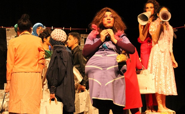 Eine Gruppe Jugendlicher bei einer Theateraufführung auf der Bühne. Bildquelle: DKJS
