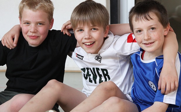 Drei Jungs im Sportunterricht. Bildquelle: DKJS/ T. Seithe