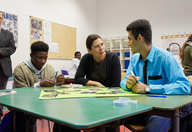 Senatorin Sandra Scheeres im Gespräch mit zwei Teilnehmern der Berliner Ferienschule, durchgeführt von Jugendsteg e.V.