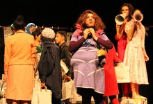 Jugendliche bei einer Theateraufführung auf der Bühne.