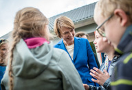 Elke Büdenbender, Schirmherrin der DKJS, spricht mit Schülerinnen und Schülern der Willi-Hennig-Grundschule zu ihrem Demokratieprojekt