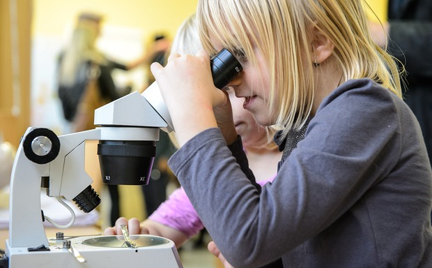Ein Mädchen schaut in ein Teleskop. Bildquelle: DKJS