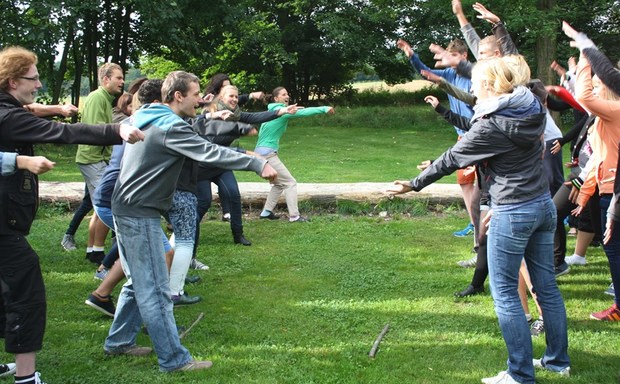 Junge Erwachsene bei einem Workshop im Park. Bildquelle: DKJS