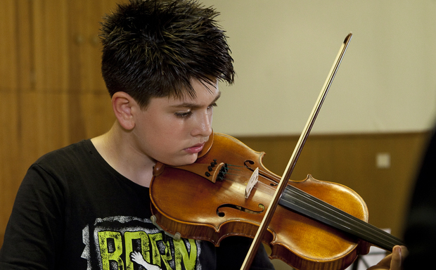 Junge mit einer Geige: DKJS