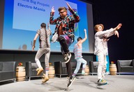 Jugendliche tanzen bei dkjs-Veranstaltung